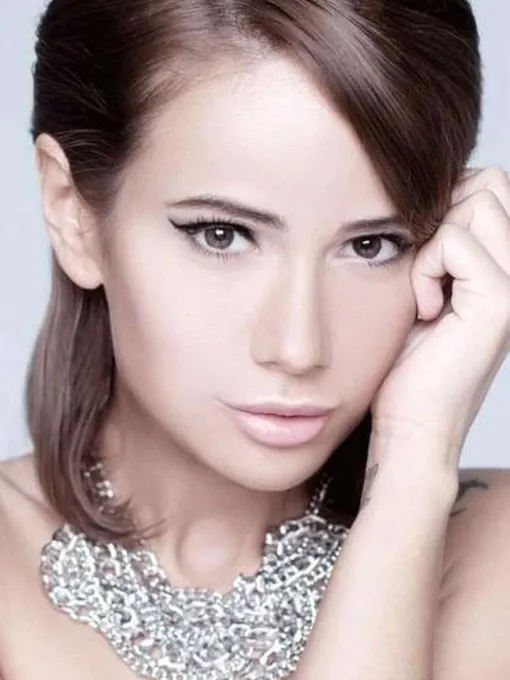 фото айзы анохиной