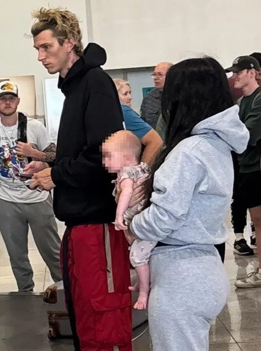 Machine Gun Kelly и Меган Фокс с дочерью Machine Gun Kelly и Меган Фокс с дочерью
