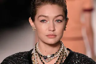 Джиджи Хадид без бюстгальтера вышла на модный подиум в Париже Джиджи Хадид без бюстгальтера вышла на модный подиум в Париже