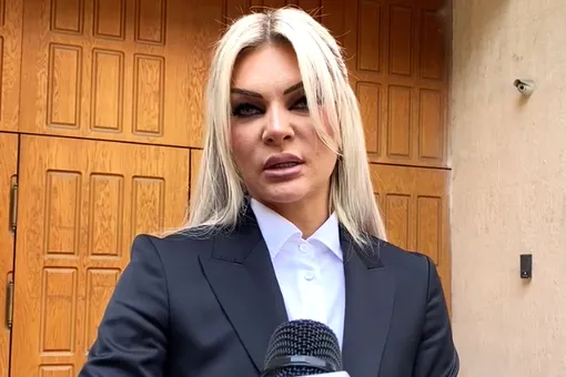 «Кого караулим?»: адвокат Павла Прилучного поймала мужчин, попытавшихся запереть ее в доме «Кого караулим?»: адвокат Павла Прилучного поймала мужчин, попытавшихся запереть ее в доме