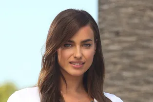 Ирина Шейк отдохнула с семьей возлюбленного Ирина Шейк отдохнула с семьей возлюбленного