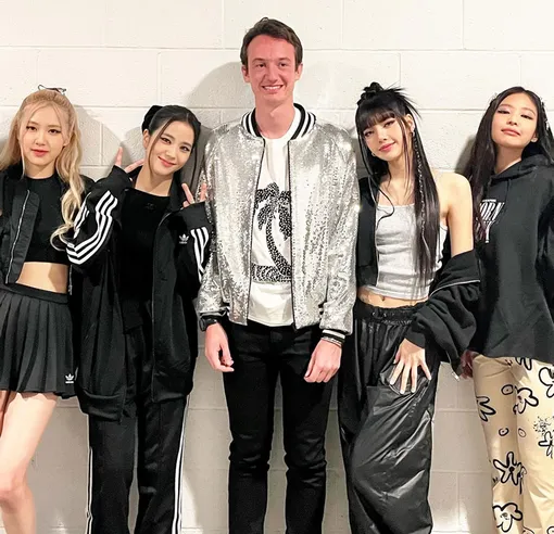Фредерик Арно с участницами группы Blackpink