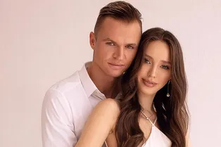 Дмитрий Тарасов отказался поцеловать потянувшуюся к нему губами Анастасию Костенко Дмитрий Тарасов отказался поцеловать потянувшуюся к нему губами Анастасию Костенко