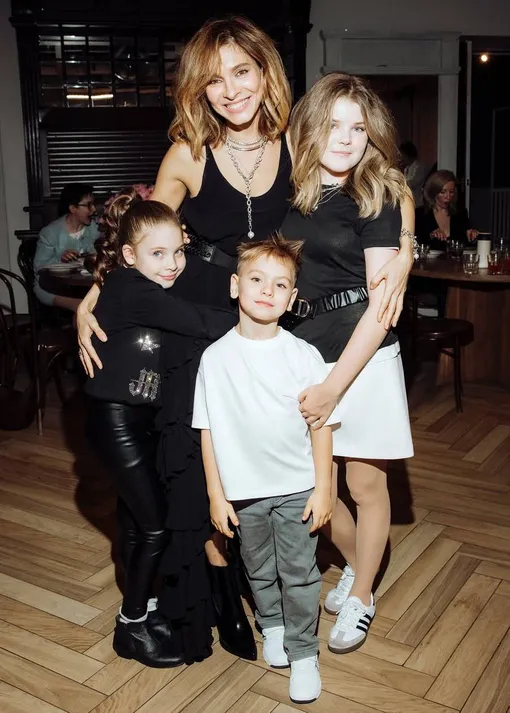 Елена Подкаминская с детьми