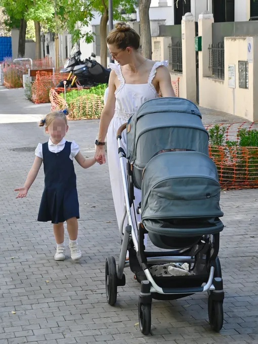 Эмбер Херд гуляла с детьми по улицам Мадрида