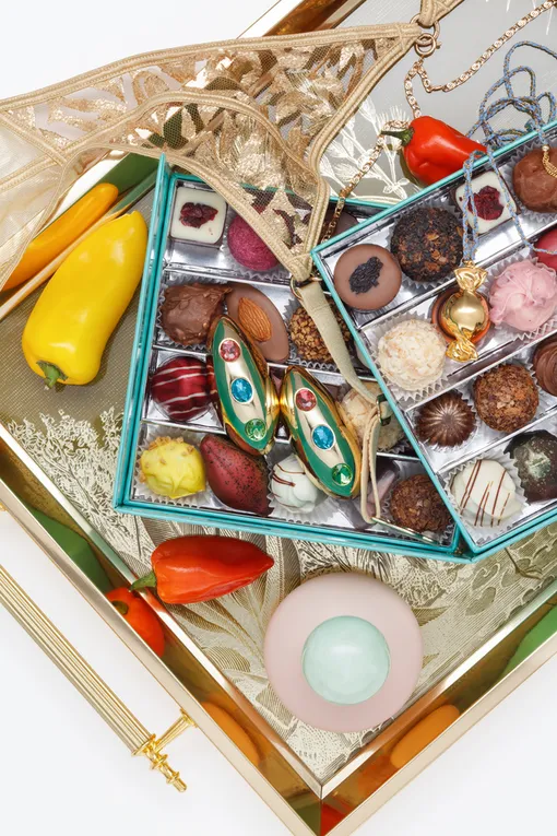 Пояс для чулок Scandale Maniere, конфеты Baccarat Chocolatier, серьги Marni (Poison Drop), позолоченная карамелька Fairy Table (Poison Drop), парфюмерная вода Different Ego (Рив Гош)