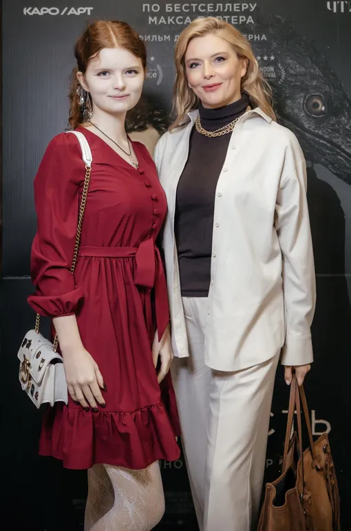 Анна Чурина с дочерью Ксенией на премьере фильма «Сущность»