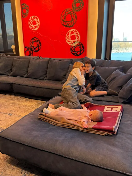 Алиса с Ратмиром и Эммой на курорте