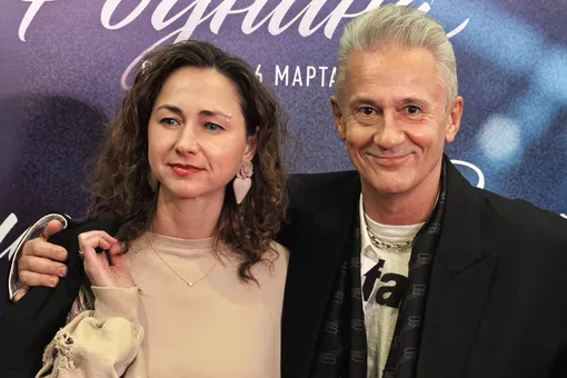 Олег Меньшиков и Игорь Петренко с женами появились на красной дорожке