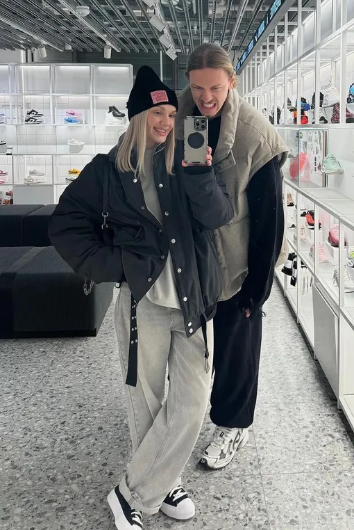 Марина и Матвей живут в Париже Марина и Матвей живут в Париже