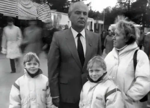 Сергей Сафронов с братом Андреем, мамой и картонным Борисом Горбачевым Сергей Сафронов с братом Андреем, мамой и картонным Борисом Горбачевым