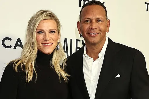 Бывшая избранница Бена Аффлека обнимала экс-возлюбленного Дженнифер Лопес на премьере его фильма Бывшая избранница Бена Аффлека обнимала экс-возлюбленного Дженнифер Лопес на премьере его фильма