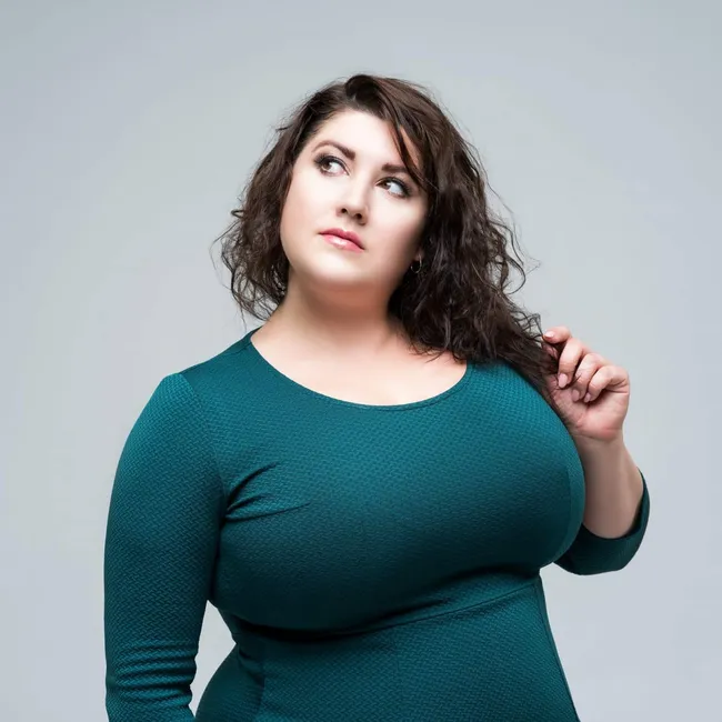 Какие вещи должны быть в гардеробе каждой женщины с большой грудью: мнение стилистов