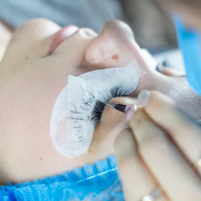 7 вещей, которые нельзя делать перед наращиванием ресниц: ты о них пожалеешь!