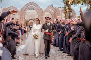 Модный демарш в стиле Шейк: чем отличилась «арабская Кейт Миддлтон» на свадьбе с наследным принцем Иордании Модный демарш в стиле Шейк: чем отличилась «арабская Кейт Миддлтон» на свадьбе с наследным принцем Иордании