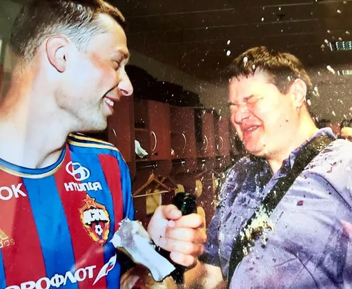 Алексей Березуцкий и Андрей Малосолов празднуют победу ЦСКА в чемпионате России