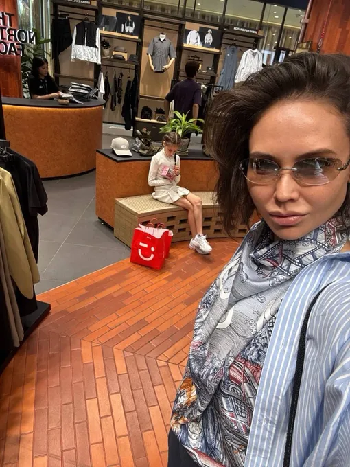 Ляйсан Утяшева запечатлела дочь на шоппинге