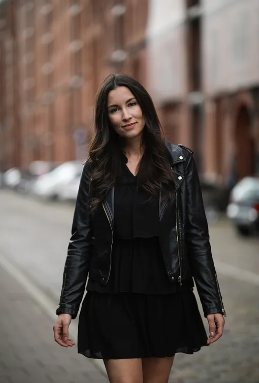 Стрижка лесенкой красиво оформляет и «упорядочивает» длинные волосы