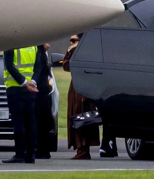 Ким Кардашьян прибыла в Британию на частном самолете