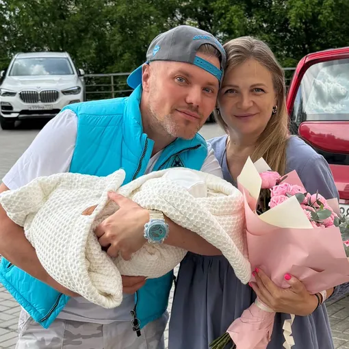 Саша Попов и Елена Жидкова с дочерью Саша Попов и Елена Жидкова с дочерью