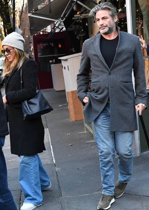 Дженнифер Энистон и Джим Кертис на прогулке