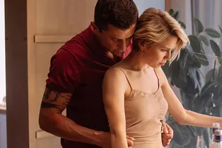 «Что за магия?»: в интимной сцене Павла Прилучного и Дарьи Мельниковой нашли ляп «Что за магия?»: в интимной сцене Павла Прилучного и Дарьи Мельниковой нашли ляп