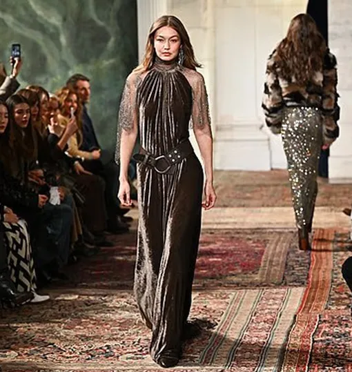 Джиджи Хадид в бархатном платье