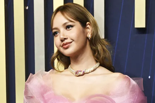 Звезда «Белого лотоса» из группы Blackpink Лиса в откровенном платье вышла в свет Звезда «Белого лотоса» из группы Blackpink Лиса в откровенном платье вышла в свет