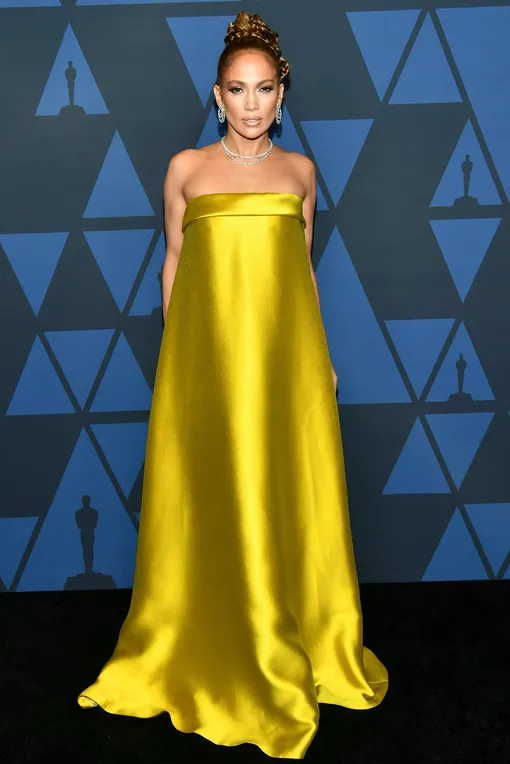 Дженнифер выбрала необычный наряд цвета шампанского
