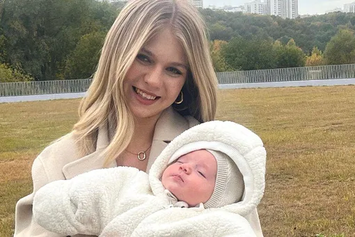 «Скажу "люблю", и это навсегда»: Александра Трусова трогательно спела маленькому сыну хит группы «Гости из будущего» «Скажу "люблю", и это навсегда»: Александра Трусова трогательно спела маленькому сыну хит группы «Гости из будущего»