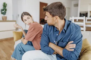 7 признаков, что тебя обесценивают в браке и ты начинаешь обесценивать себя сама: психолог объясняет, что делать