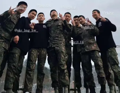 RM (крайний слева) делил одну казарму с 20 людьми