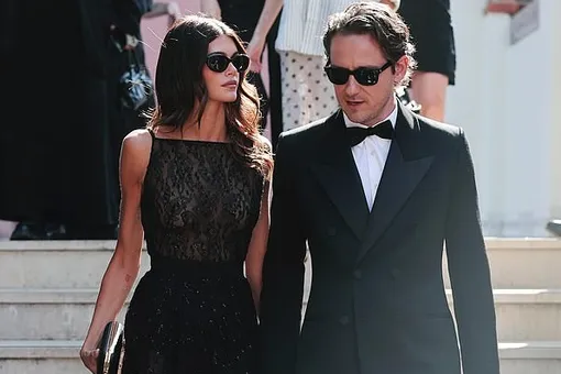 Кайя Гербер в прозрачном платье без бюстгальтера целовала бойфренда на красной дорожке в Каннах