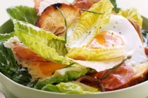 Салат «Цезарь» с яйцом и беконом