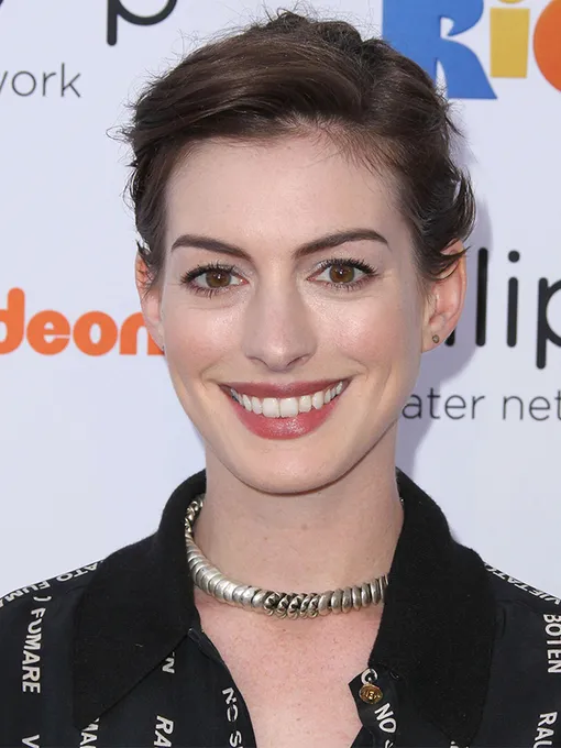 Необычная актриса Энн Хэтэуэй не считает себя красивой, но позвольте нам не согласиться актрисы с нестандартной внешностью