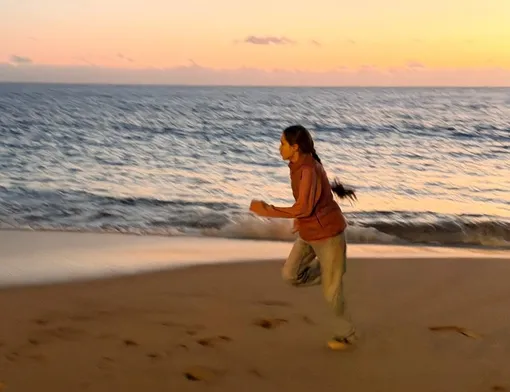 Варвара гуляет по набережной