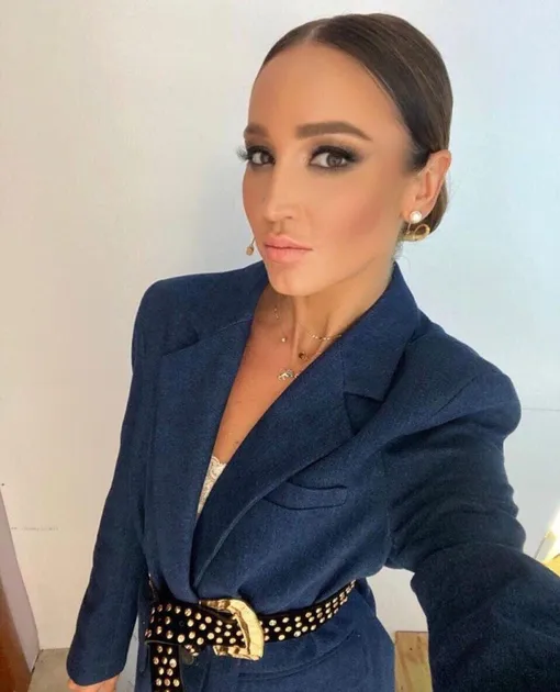 Бузова работает над своим лицом, но, к счастью, знает меру: она не доводит себя до образа фарфоровой куклы без эмоций и мимики.