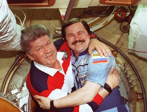 Валерий Рюмин и Николай Бударин. 1998 г., станция «Мир». Валерий Рюмин и Николай Бударин. 1998 г., станция «Мир».