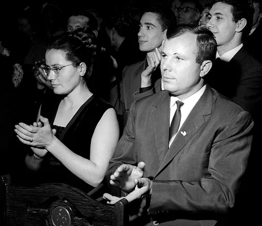 Космонавт Юрий Гагарин и его супруга Валентина Космонавт Юрий Гагарин