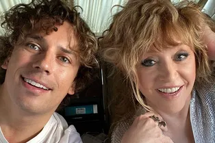 «Алла как девочка рядом с ним!»: помолодевшая Пугачева снялась с мужем в машине «Алла как девочка рядом с ним!»: помолодевшая Пугачева снялась с мужем в машине