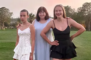 «Три поколения женщин нашей семьи»: Юлия Пересильд снялась с мамой и дочерью на курорте в Турции