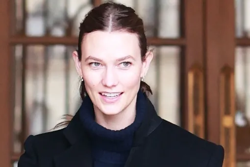 Карли Клосс в элегантном платье с декольте впервые вышла в свет после новости о беременности Карли Клосс в элегантном платье с декольте впервые вышла в свет после новости о беременности