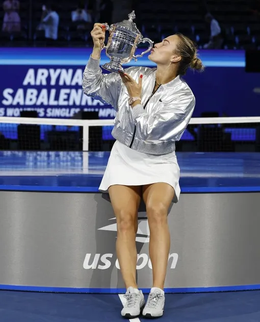 Арина Соболенко с выигранным трофеем