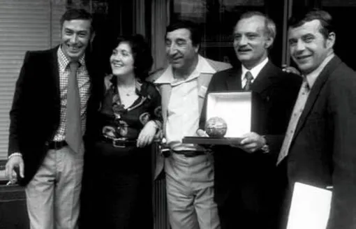 Вахтанг Кикабидзе, Виктория Токарева, Фрунзик Мкртчян, Георгий Данелия и Анатолий Петрицкий получают главный приз Х Московского кинофестиваля. 1977 год