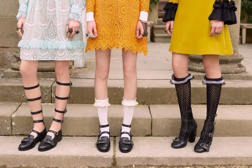 Девочки-панки: ремешки и гольфы в стиле 80-х в коллекции Gucci