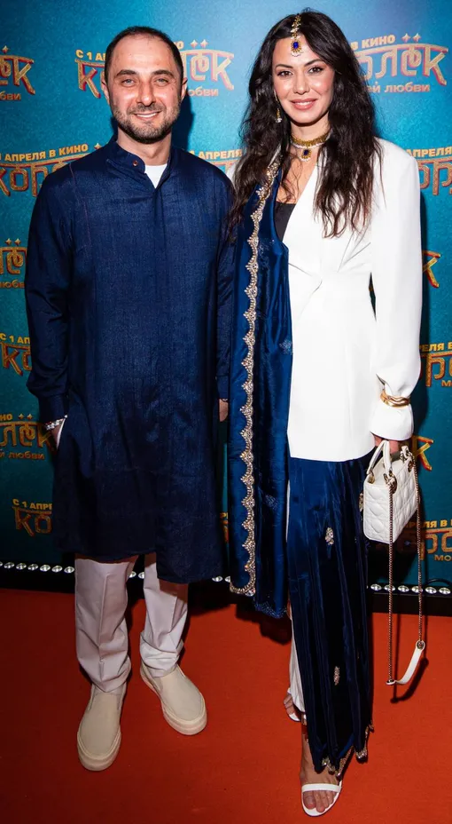 Демис Карибидис и его жена Пелагея на красной дорожке