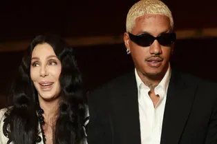 «Главное, что им хорошо вместе»: Шер с молодым бойфрендом произвели фурор в Париже «Главное, что им хорошо вместе»: Шер с молодым бойфрендом произвели фурор в Париже