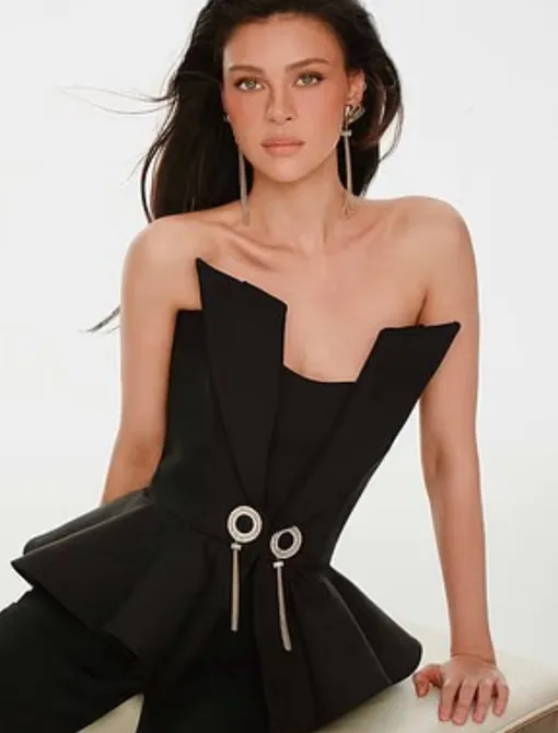 Никола Пельтц снялась в черном корсете