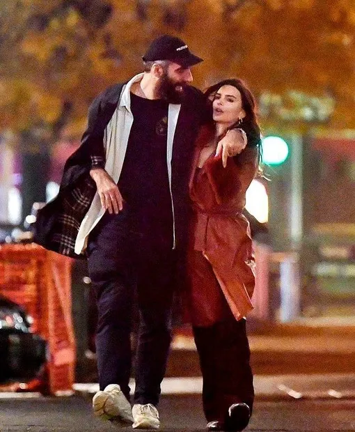 Ромен Гаврас обнимал Эмили Ратаковски за шею Ромен Гаврас обнимал Эмили Ратаковски за шею