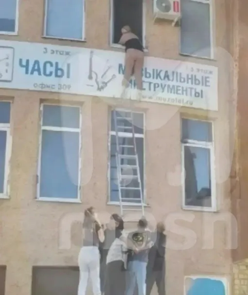 Очевидцы помогали людям выбраться из горящего здания Очевидцы помогали людям выбраться из горящего здания
